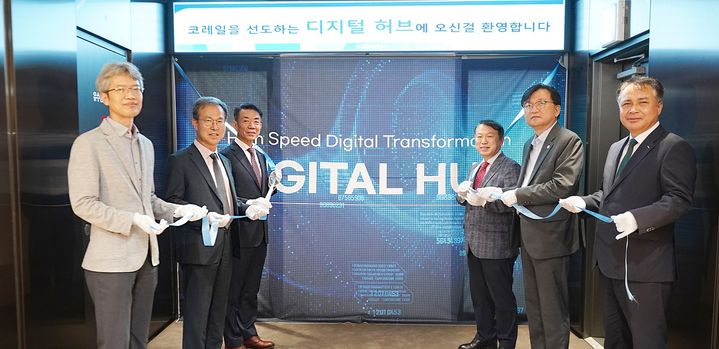 [대전=뉴시스] 28일 코레일이 대전 사옥에서 철도산업의 디지털 전환을 위한 '디지털 허브' 개소식을 갖고 있다. 사진 왼쪽부터 장인권 한국과학기술원 모빌리티대학원학과장, 방승찬 한국전자통신연구원장, 한문희 코레일 사장, 권세호 코레일 상임감사위원, 조준희 한국소프트웨어산업협회장, 정정래 코레일 부사장.(사진=코레일 제공) *재판매 및 DB 금지