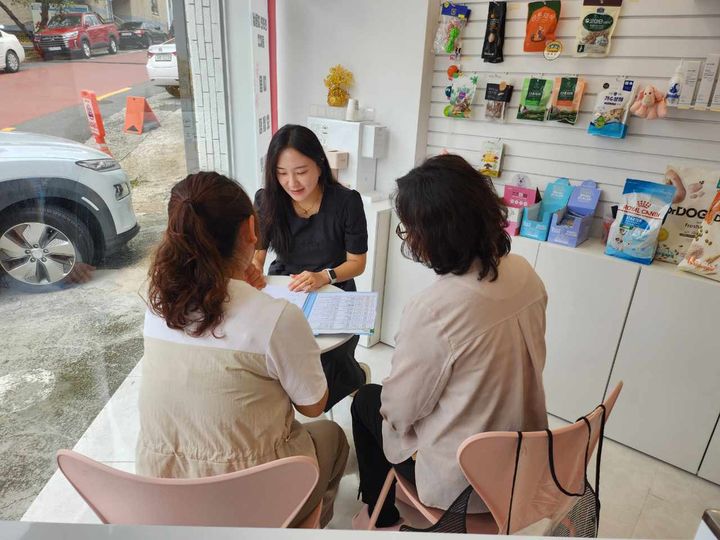 [울산=뉴시스] 울산시 남구가 지원 중인 청년 창업점포 현장점검 모습. (사진=울산 남구 제공) photo@newsis.com *재판매 및 DB 금지