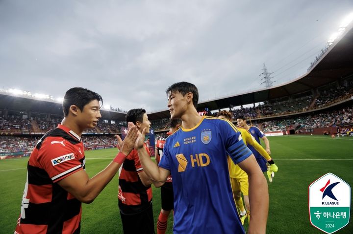 [서울=뉴시스] 프로축구 K리그1 포항스틸러스의 허용준과 울산 HD의 김기희. (사진=한국프로축구연맹 제공) *재판매 및 DB 금지