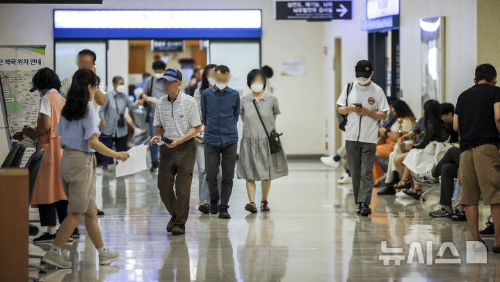 [서울=뉴시스] 정병혁 기자 = 지난해 8월 28일 서울의 한 대학병원에서 환자들이 진료를 받기 위해 대기하고 있다. 2024.08.28. jhope@newsis.com