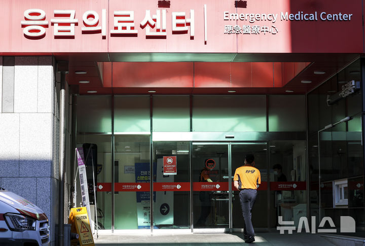 [서울=뉴시스] 정병혁 기자 = 28일 서울 중구 국립중앙의료원 응급실에서 구급대원들이 환자를 이송하고 있다. 2024.08.28. jhope@newsis.com