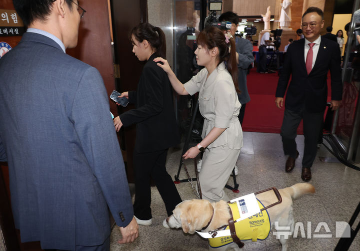 [서울=뉴시스] 고승민 기자 = 김예지 국민의힘 보건복지위원이 28일 서울 여의도 국회 한동훈 당대표실로 들어서고 있다. 2024.08.28. kkssmm99@newsis.com