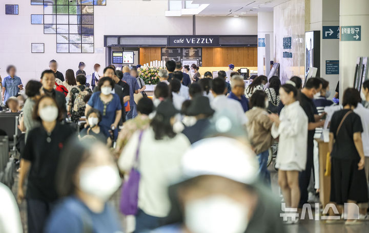 [서울=뉴시스] 정병혁 기자 = 지난달 28일 서울의 한 대학병원에서 환자와 의료진, 보호자들이 이동하고 있다.  2024.08.28. jhope@newsis.com