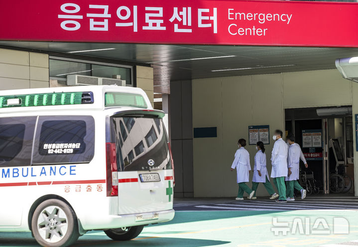 [서울=뉴시스] 정병혁 기자 = 지난달 28일 서울의 한 대학병원 응급실에 진료 안내문이 붙어 있다.2024.08.28. jhope@newsis.com