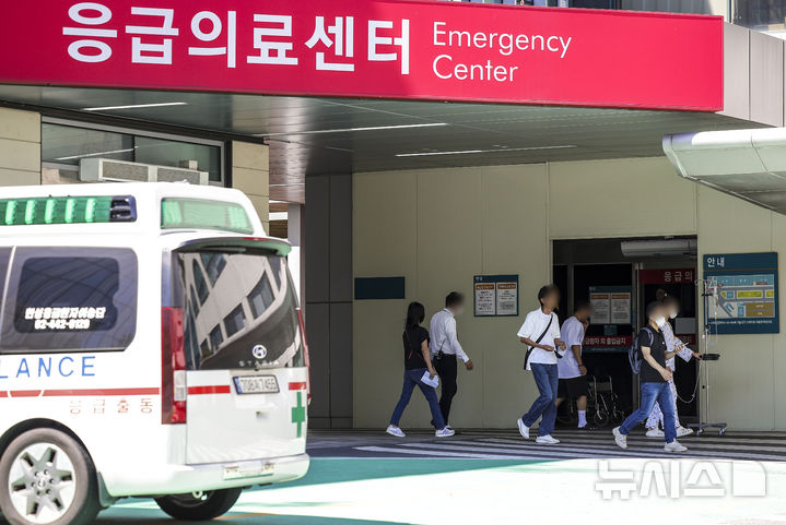 [서울=뉴시스] 정병혁 기자 = 지난달 28일 서울의 한 대학병원 응급실에 진료 안내문이 붙어 있다. 2024.09.06.