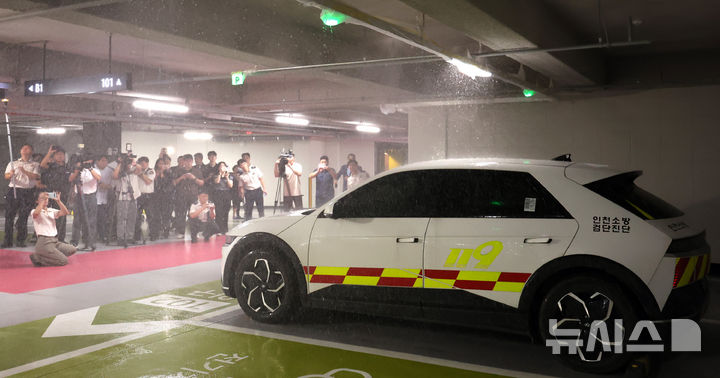 [인천=뉴시스] 전진환 기자 = 28일 오전 지하주차장 아파트 소방안전 실태조사가 실시된 인천 서구의 한 아파트 지하주차장에서 검단소방서 소방관들이 취재진에게 자동차 화재 가정하에 스프링쿨러의 연소 확대 방지 효과를 시연하고 있다. 2024.08.28. amin2@newsis.com