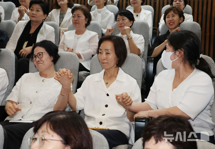 [서울=뉴시스] 고승민 기자 = 대한간호협회 회원들이 28일 서울 여의도 국회에서 열린 제417회 국회(임시회) 제2차 본회의에서 간호법안(대안)이 재석 290인, 찬성 283인, 반대 2인, 기권 5인으로 가결되자 기뻐하고 있다. 2024.08.28. kkssmm99@newsis.com