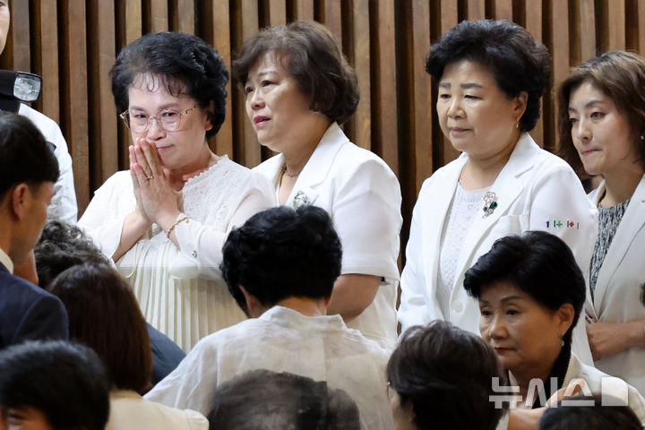 [서울=뉴시스] 조성우 기자 = 28일 오후 서울 여의도 국회에서 열린 제417회국회(임시회) 제417-2차 본회의에서 간호법안(대안)이 재적300인 중 재석 290인, 찬성 283인, 반대 2인, 기권 5인으로 통과되자 방청석에서 대한간호협회 소속 간호사들이 기뻐하고 있다. 2024.08.28. xconfind@newsis.com