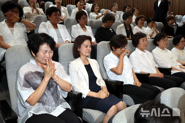 [서울=뉴시스] 조성봉 기자 = 28일 오후 서울 여의도 국회에서 열린 제417회국회(임시회) 제2차 본회의에서 간호법안(대안)이 재적300인 중 재석 290인, 찬성 283인, 반대 2인, 기권 5인으로 통과되자 방청석에서 대한간호협회 소속 간호사들이 기뻐하고 있다. 2024.08.28. suncho21@newsis.com