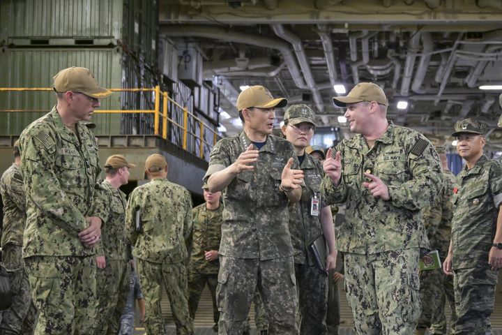 [서울=뉴시스] 28일 쌍룡훈련 현장지도차 부산작전기지 내  미 강습상륙함 복서함(USS BOXER, LHD)을 방문한 양용모 해군참모총장이 미 해군 장병과 대화를 나누고 있다. (사진=해군 제공) 2024.08.28. photo@newsis.com *재판매 및 DB 금지