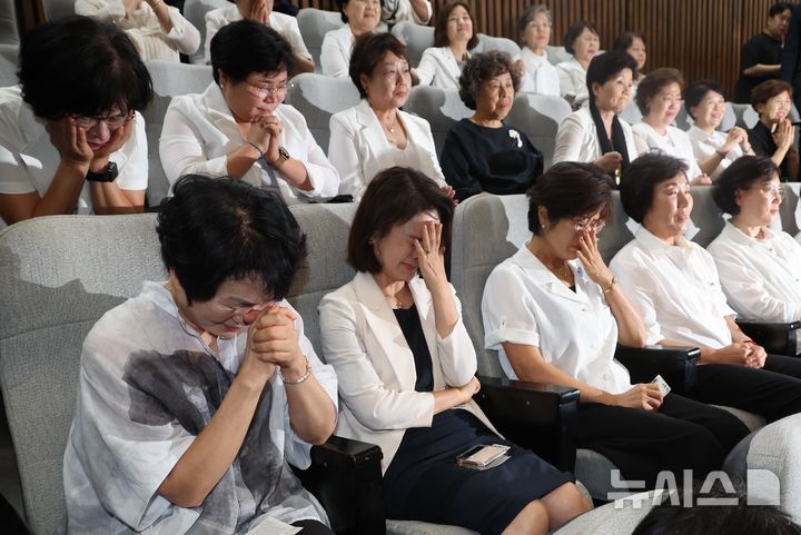 [서울=뉴시스] 조성봉 기자 = 28일 오후 서울 여의도 국회에서 열린 제417회국회(임시회) 제2차 본회의에서 간호법안(대안)이 재적300인 중 재석 290인, 찬성 283인, 반대 2인, 기권 5인으로 통과된 가운데 대한간호협회 소속 간호사들과 박주민 보건복지위원장을 비롯한 의원들이  본청 계단에서 기념촬영을 하고 있다. 2024.08.28. suncho21@newsis.com