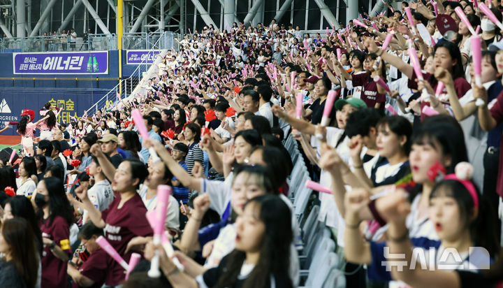 [서울=뉴시스] 전신 기자 = 연일 관중 신기록을 써내려가고 있는 프로야구가 900만 관중 달성을 앞둔 가운데 28일 서울 구로구 고척스카이돔에서 열린 2024 KBO리그 삼성 라이온즈와 키움 히어로즈 경기에서 관중들이 열띤 응원을 하고 있다. 2024.08.28. photo1006@newsis.com