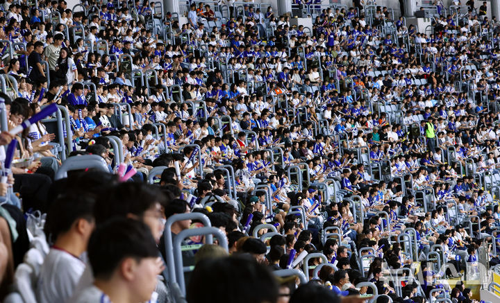 [서울=뉴시스] 전신 기자 = 연일 관중 신기록을 써내려가고 있는 프로야구가 900만 관중 달성을 앞둔 가운데 28일 서울 구로구 고척스카이돔에서 열린 2024 KBO리그 삼성 라이온즈와 키움 히어로즈 경기에서 관중들이 열띤 응원을 하고 있다. 2024.08.28. photo1006@newsis.com
