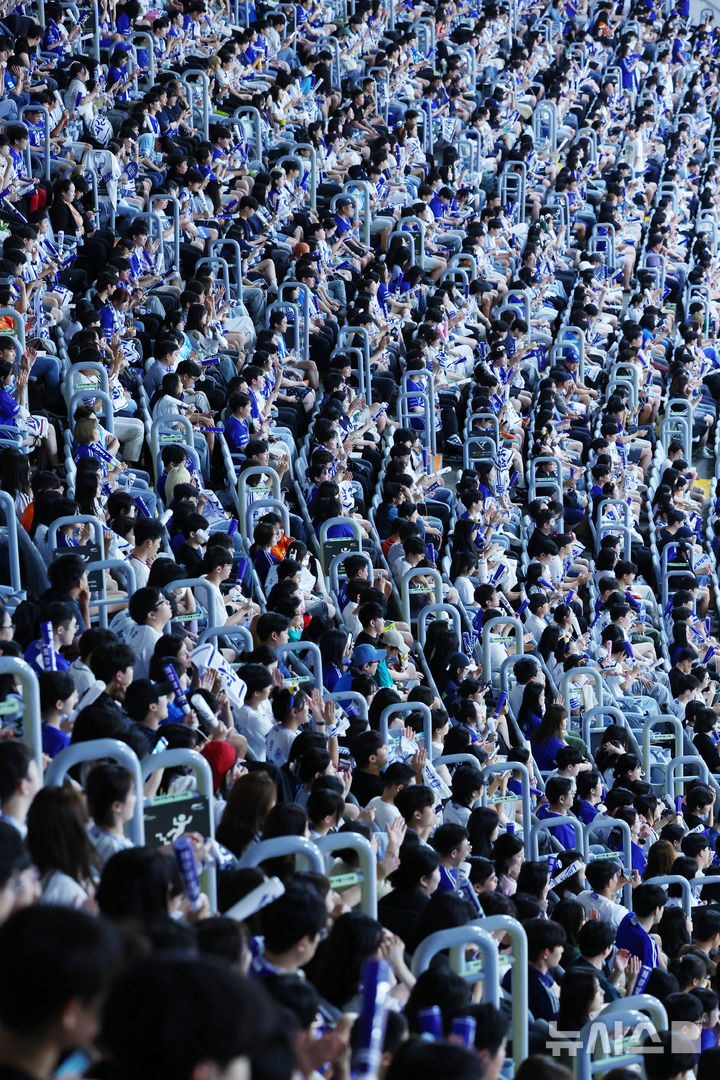 [서울=뉴시스] 전신 기자 = 연일 관중 신기록을 써내려가고 있는 프로야구가 900만 관중 달성을 앞둔 가운데 28일 서울 구로구 고척스카이돔에서 열린 2024 KBO리그 삼성 라이온즈와 키움 히어로즈 경기에서 관중들이 열띤 응원을 하고 있다. 2024.08.28. photo1006@newsis.com