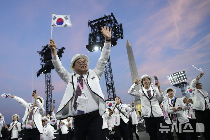 [파리=AP/뉴시스] 28일(현지시각) 프랑스 파리 콩코르드 광장에서 2024 파리 패럴림픽 개막식이 열려 대한민국 선수단이 태극기를 흔들며 입장하고 있다. 2024.08.29.