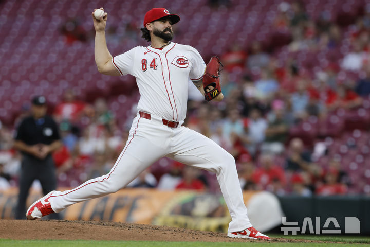 [신시내티=AP/뉴시스]신시내티 레즈 케이시 켈리가 29일(한국시각) 신시내티에서 열린 오클랜드 애슬레틱스와 경기에서 5회 역투하고 있다. 2024.08.29.