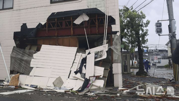 [미야자키=AP/뉴시스] 29일 일본 서부 미야자키의 한 건물 외벽이 제10호 태풍 산산의 영향으로 파손돼 있다. 2024.08.29.