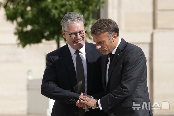 [파리=AP/뉴시스]파병론을 꺼내 들었다 퇴짜를 맞은 프랑스가 영국과 우크라이나 강화를 위한 논의를 시작했다. 빠른 평화협상을 통한 우크라이나 전쟁 종결을 예고한 도널드 트럼프 미국 대통령 당선인의 백악관 복귀 시계가 움직이는 탓이다. 사진은 에마뉘엘 마크롱(오른쪽) 프랑스 대통령이 지난 8월29일(현지시각) 수도 파리 엘리제궁에서 키어 스타머 영국 총리와 회담 전 인사를 나누는 모습. 2024.11.26.