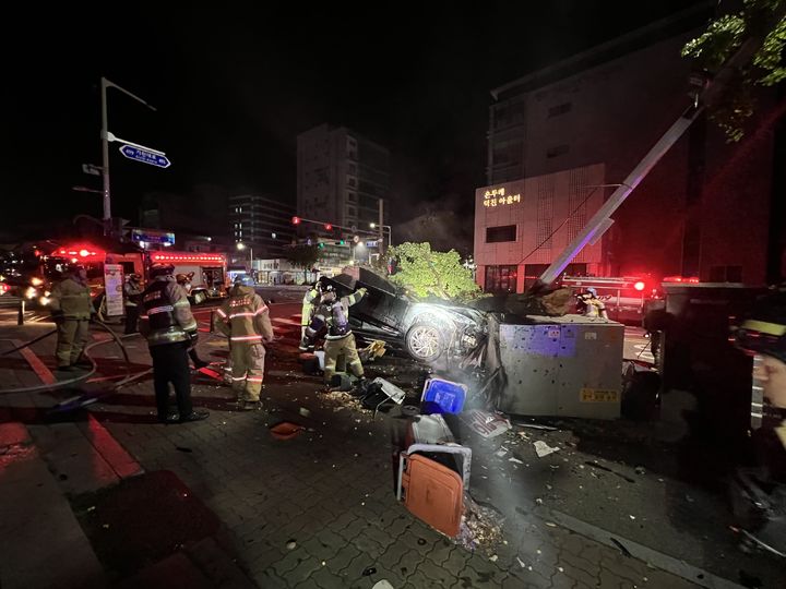 [전주=뉴시스] 29일 오전 4시52분께 전북 전주시 덕진구 덕진광장 부근을 지나던 그랜저 차량에서 불이 나 5분여만에 진화됐다. (사진=전북특별자치도소방본부 제공) 2024.08.29. photo@newsis.com *재판매 및 DB 금지