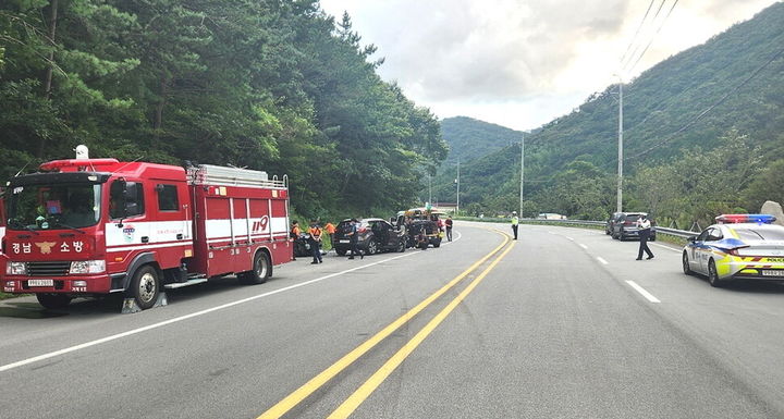 [거제=뉴시스] 신정철 기자= 경남 거제시 동부면 연담사거리 인근 도로에서 승용차와 SUV 차량이 충돌해 10대 2명이 숨지고 3명이 다쳤다.사진은 지난 28일 오후 4시 22분께 사고 현장 수습 모습.(사진=경남경찰청 제공).2024.08.29. photo@newsis.com *재판매 및 DB 금지