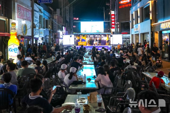 [포항=뉴시스] 송종욱 기자 = 지난달 6일부터 이달 25일까지 열린 경북 포항 영일만친구 야시장이 지난해에 이어 올해도 흥행몰이에 성공했다. 사진은 지난달 20일 열린 '비어 나이트 페스타' 모습. (사진=포항시 제공) 2024.08.29. photo@newsis.com
