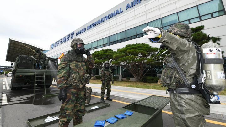 [대구=뉴시스] 공군 제11전투비행단은 대구국제공항 청사 테러 상황을 가정한 민·관·군·경 합동 종합훈련을 했다. (사진=공군 제11전투비행단 제공) 2024.08.29. photo@newsis.com *재판매 및 DB 금지