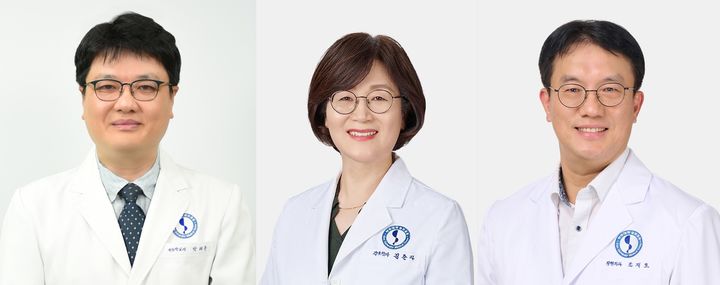 [수원=뉴시스] 박태준(사진 왼쪽부터) 의과대학장, 김춘자 간호대학장, 조재호 대외협력실장. (사진=아주대의료원 제공) 2024.08.29. photo@newsis.com *재판매 및 DB 금지