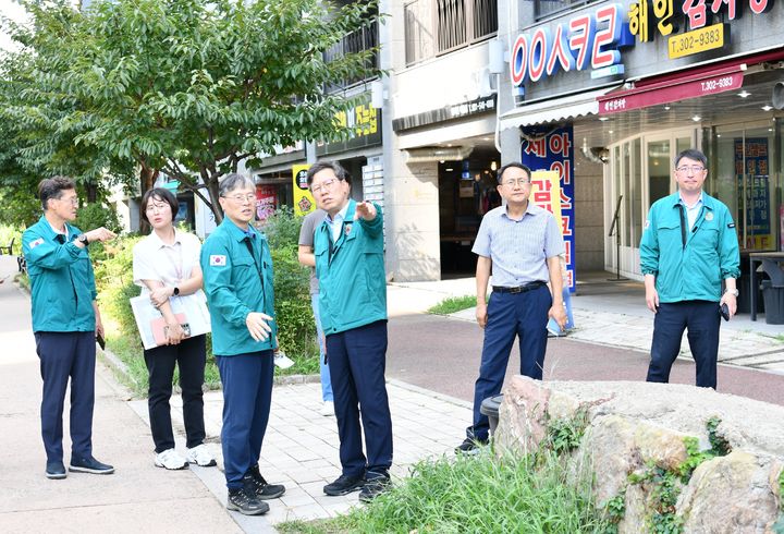 [수원=뉴시스] 여천변 공공공지 산책로 정비대상 현장점검. (사진=영통구 제공) 2024.08.29. photo@newsis.com *재판매 및 DB 금지