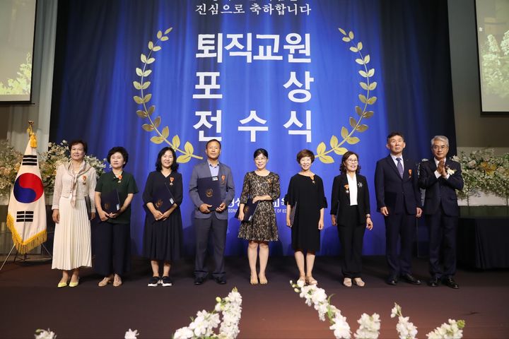 [창원=뉴시스]경남교육청, 올해 8월 말 퇴직 교원 478명 정부포상 전수식.2024.08.29.(사진=경남교육청 제공) photo@newsis.com *재판매 및 DB 금지