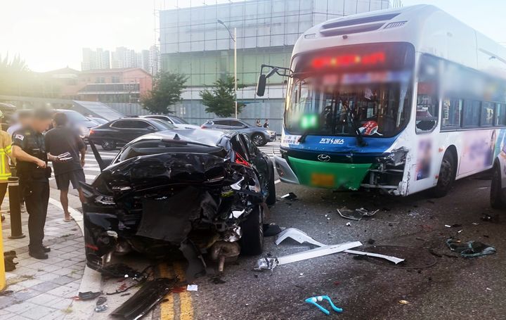 [인천=뉴시스] 29일 오후 인천 부평구 산곡동 도로에서 발생한 사고현장 모습. (사진=인천소방본부 제공)  *재판매 및 DB 금지