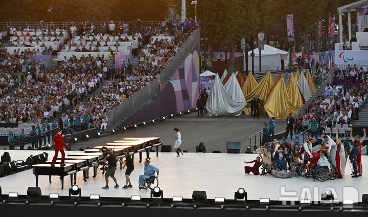 [파리=뉴시스] 사진공동취재단 = 28일(현지시각) 프랑스 파리 콩코드 광장에서 열린 2024 파리 패럴림픽 개회식에서 축하 공연이 진행되고 있다. 2024.08.29.