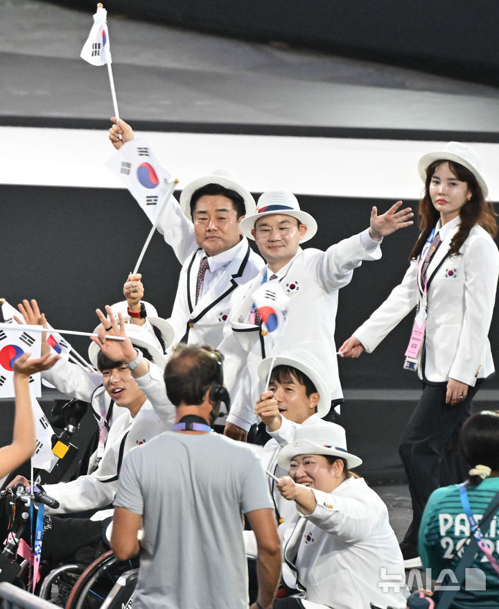 [파리=뉴시스] 사진공동취재단 = 28일(현지시각) 프랑스 파리 콩코드 광장에서 열린 2024 파리 패럴림픽 개회식에서 기수 최용범(카누)을 선두로 대한민국 선수단이 입장하고 있다. 2024.08.29.