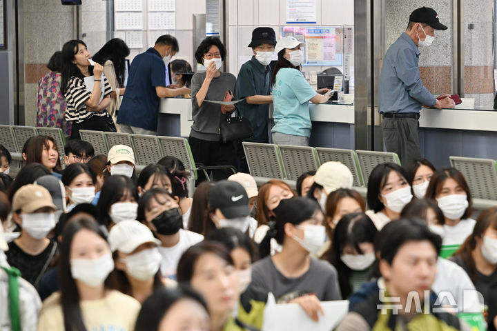 [광주=뉴시스] 이영주 기자 = 29일 오전 광주 동구 조선대병원 본관 원무과 앞에서 접수를 기다리는 환자들이 민주노총 전국보건의료노조 조선대병원지부의 총파업 출정식을 바라보고 있다. 2024.08.29. leeyj2578@newsis.com