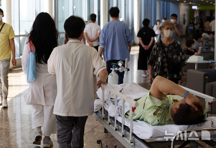 [서울=뉴시스] 김명년 기자 =서울시내 한 대학병원에서 의료진이 이동하고 있다. 2024.08.29. kmn@newsis.com