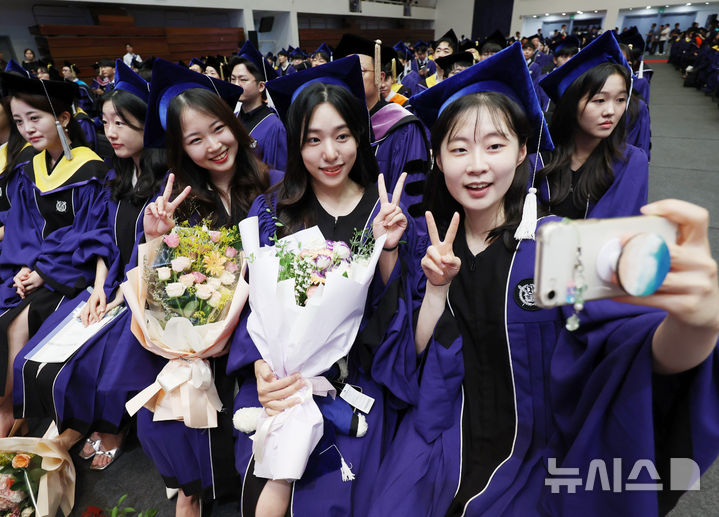 [서울=뉴시스] 김진아 기자 = 29일 서울 관악구 서울대학교에서 열린 제78회 후기 학위수여식에서 졸업생들이 기념촬영을 하고 있다. 2024.08.29. bluesoda@newsis.com