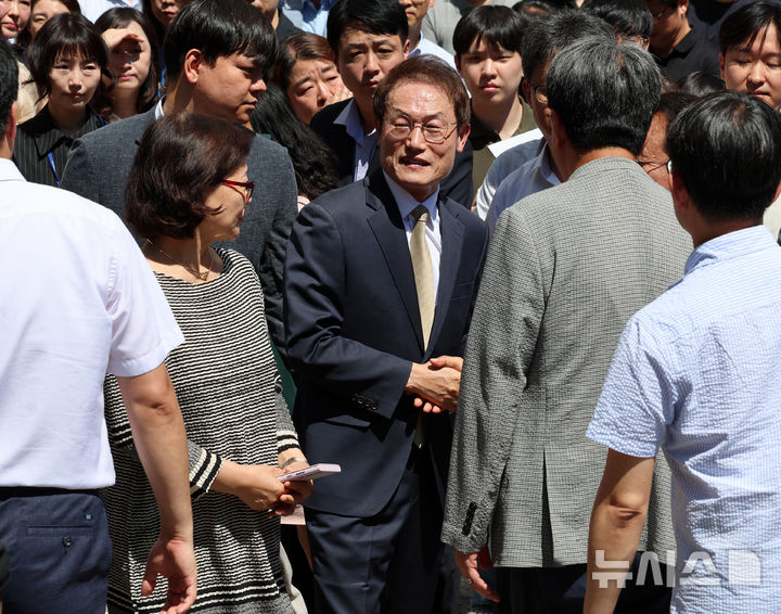 [서울=뉴시스] 이영환 기자 = 조희연 서울시교육감이 29일 오후 서울 종로구 서울시교육청에서 입장발표 기자회견을 마친 후 교육청 직원들과 인사를 나누고 있다.조 교육감은 지난 2018년 전교조 출신 해직 교사 등 5명을 부당하게 특별채용하는 과정에 관여한 혐의로 기소돼 1심에서 징역 1년6개월에 집행유예 2년을 선고 받았고 2심에서도 1심 판단이 유지됐다. 이날 오전 열린 대법원 상고심 판결에서 원심이 확정돼 교육감직을 상실했다. 교육자치법과 공직선거법에 따라 교육감이 금고 이상의 형을 선고받고 형이 확정되면 당연퇴직 대상이다. 2024.08.29. 20hwan@newsis.com