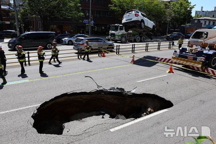 [서울=뉴시스] 황준선 기자 = 지난 29일 서울 서대문구 성산로에 땅꺼짐 사고가 발생해 소방 관계자들이 현장을 살펴보고 있다. 2024.08.29. hwang@newsis.com