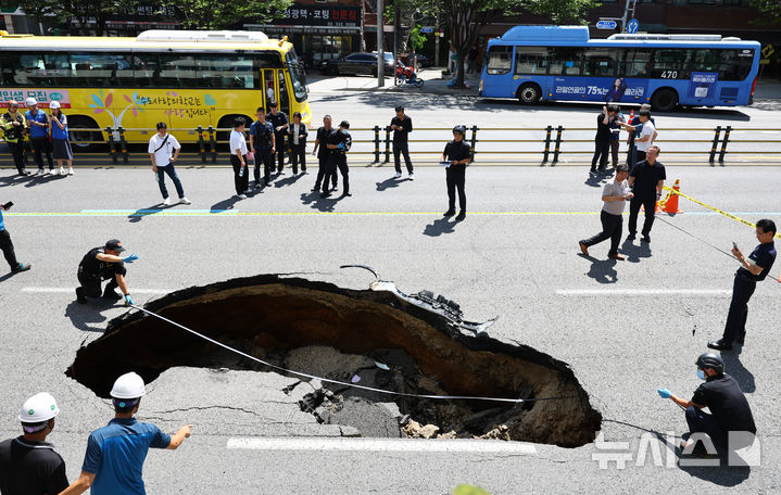 [서울=뉴시스] 황준선 기자 = 29일 서울 서대문구 성산로에 땅꺼짐 사고가 발생해 과학수사대원들이 사고 현장을 조사하고 있다. 2024.08.29 hwang@newsis.com