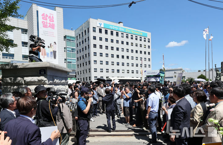 [서울=뉴시스] 이영환 기자 = 조희연 서울시교육감이 지난달 29일 오후 서울 종로구 서울시교육청에서 입장발표 기자회견을 마친 후 교육청을 나서며 손을 흔들고 있다. (공동취재) 2024.09.02. photo@newsis.com