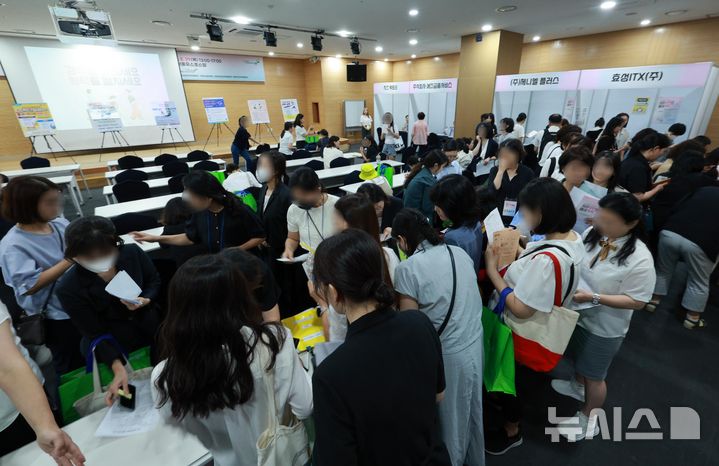 경력 단절 후 재취업 여성 42.5% "임금 감소"-남성 53.8% "비슷"