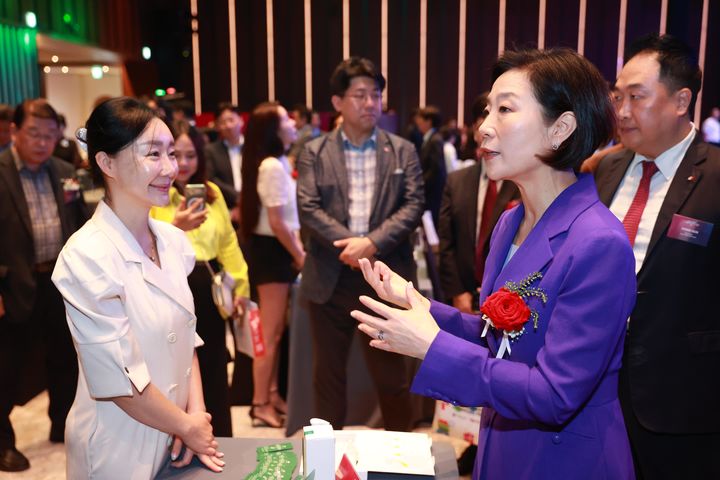 [서울=뉴시스] 오영주 중소벤처기업부 장관이 지난 8월29일 베트남 하노이 L7호텔에서 열린 '9월 동행축제' 개막 특별행사를 마치고 수출 상담회 참여기업을 만나 격려하고 있다. (사진=중소벤처기업부 제공) 2024.10.15. photo@newsis.com *재판매 및 DB 금지