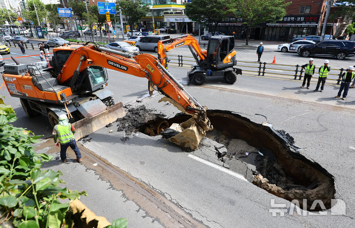 [서울=뉴시스] 황준선 기자 = 29일 서울 서대문구 성산로 땅꺼짐 사고 현장에서 복구작업이 진행되고 있다. 2024.08.29 hwang@newsis.com