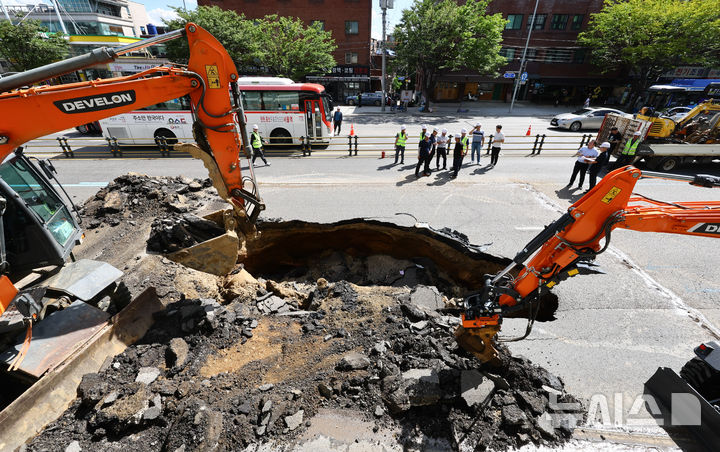 [서울=뉴시스] 황준선 기자 = 29일 서울 서대문구 성산로 땅꺼짐 사고 현장에서 복구작업이 진행되고 있다. 2024.08.29 hwang@newsis.com