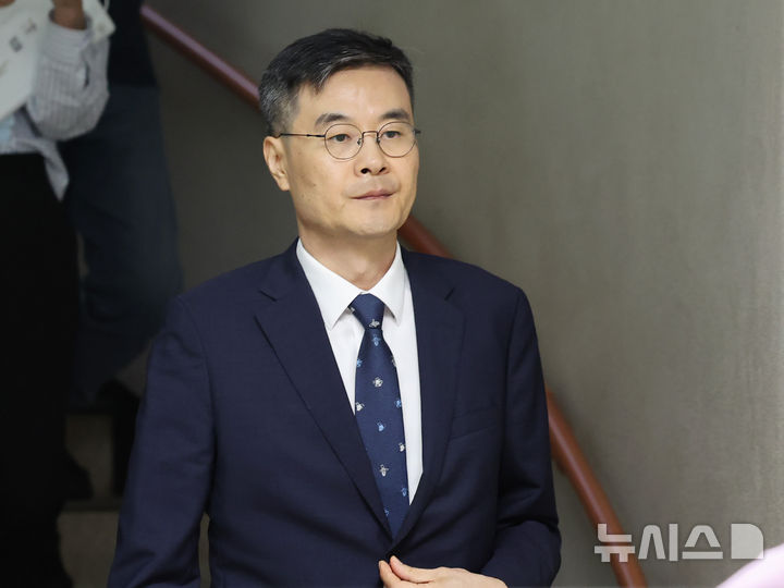 [서울=뉴시스] 김진아 기자 = 고(故) 이예람 중사 사망 사건 수사에 불법 개입한 혐의로 기소된 전익수 전 공군본부 법무실장이 지난해 8월 서울 서초구 서울고등법원에서 열린 항소심 선고기일에서 무죄를 선고받은 후 법정을 나서고 있다. 2024.08.29. bluesoda@newsis.com