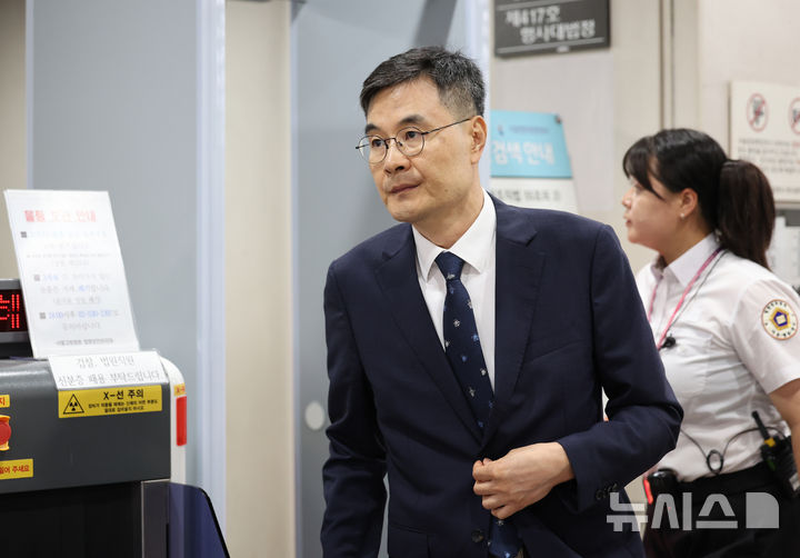 [서울=뉴시스] 김진아 기자 = 고(故) 이예람 중사 사망 사건 수사에 불법 개입한 혐의로 기소된 전익수 전 공군본부 법무실장이 지난해 8월 서울 서초구 서울고등법원에서 열린 항소심 선고기일에서 무죄를 선고받은 후 법정을 나서고 있다. 2024.08.29. bluesoda@newsis.com