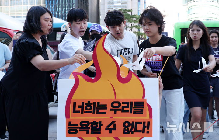 [서울=뉴시스] 추상철 기자 = 29일 오후 서울 강남구 강남역 앞에서 열린 서울여성회와 서울여성회 페미니스트 대학생 연합동아리의 '딥페이크 성범죄 규탄' 여성 시민·대학생 긴급 기자회견에서 참가자들이 가면을 버리는 퍼포먼스를 하고 있다. 2024.08.29. scchoo@newsis.com