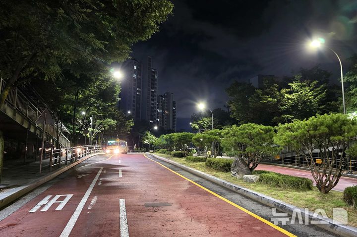 [용인=뉴시스]기흥구가 신갈동, 마북동 일대 노후 가로등을 교체했다.