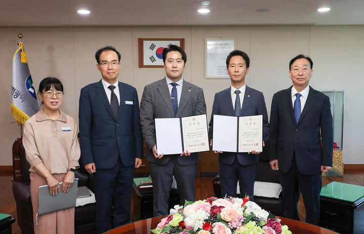 설동호(맨 오른쪽) 교육감과 안심변호사들 *재판매 및 DB 금지