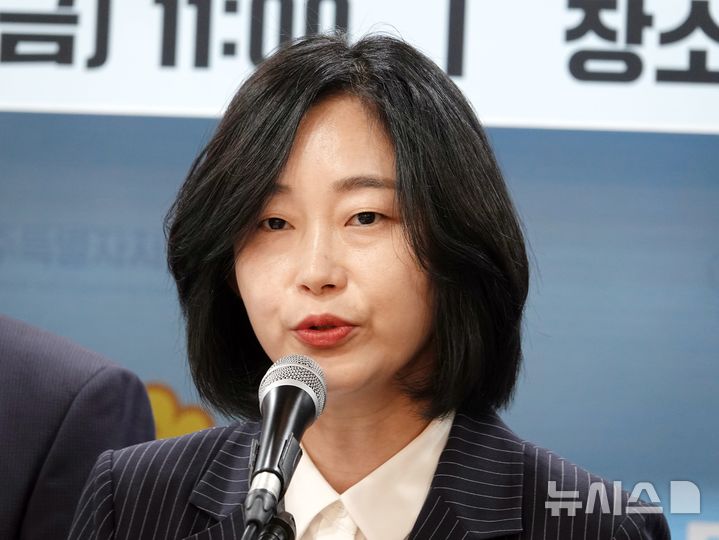 [제주=뉴시스] 김재연 진보당 상임대표가 30일 오전 제주도의회 도민카페에서 기자회견을 하고 있다. 2024.08.30. oyj4343@newsis.com