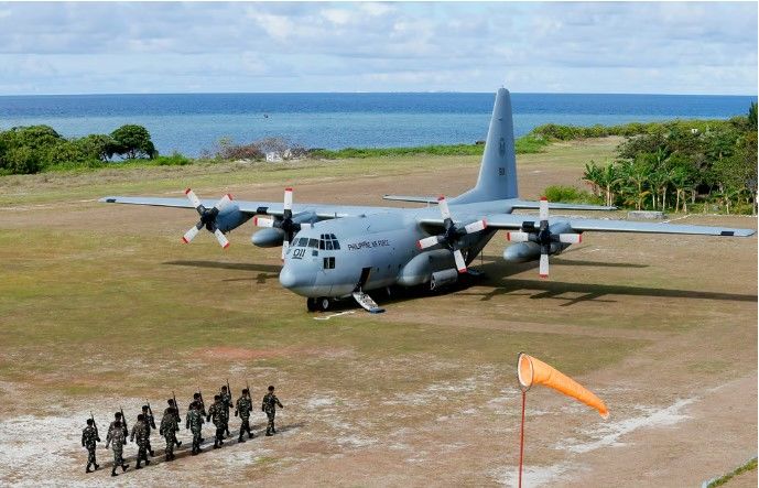 남중국해 남사군도의 티투섬에 필리핀 공군 C-130 수송기가 착륙해 있다. 2017년 촬영 배포된 사진이다.(사진 SCMP 캡처) 2024.08.30.  *재판매 및 DB 금지